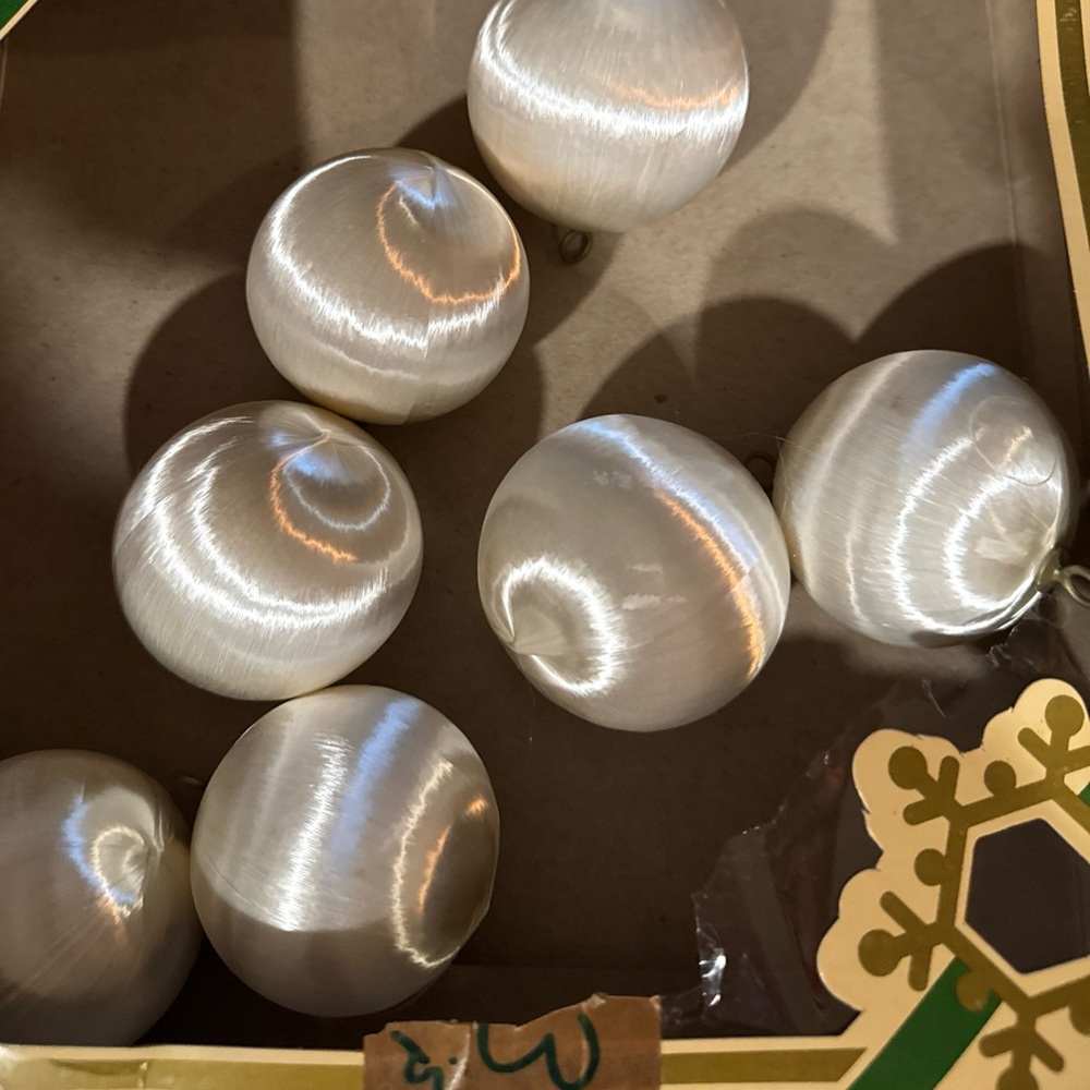 Vintage Pyramid Unbreakable Decorative Ornaments Satin Set Of 7